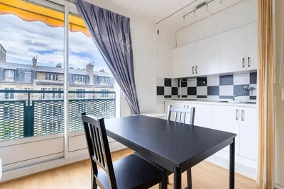 Cuisine; vue, électroménager, lumière naturelle, carrelage, style moderne