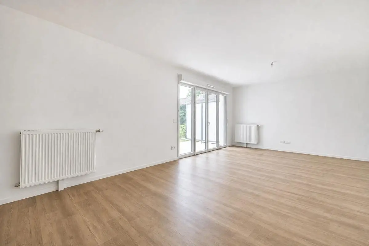 Salon; podłoga drewniana, światło dzienne