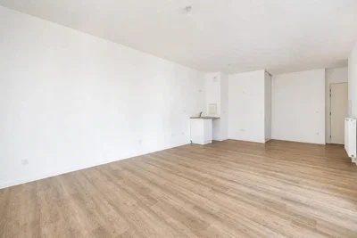 Salon; podłoga drewniana, światło dzienne
