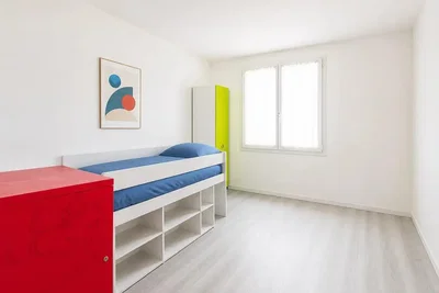 Υπνοδωμάτιο; φυσικό φως, ξύλινο πάτωμα