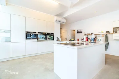 Keuken; keukenapparatuur, natuurlijk licht, gerenoveerd, tegelvloer