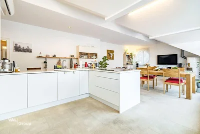 Keuken; keukenapparatuur, tegelvloer, natuurlijk licht, moderne stijl