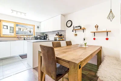 Cuisine; électroménager, carrelage, lumière naturelle, style moderne