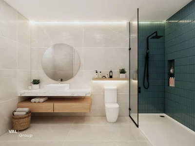Toilet; tegelvloer, gerenoveerd, natuurlijk licht
