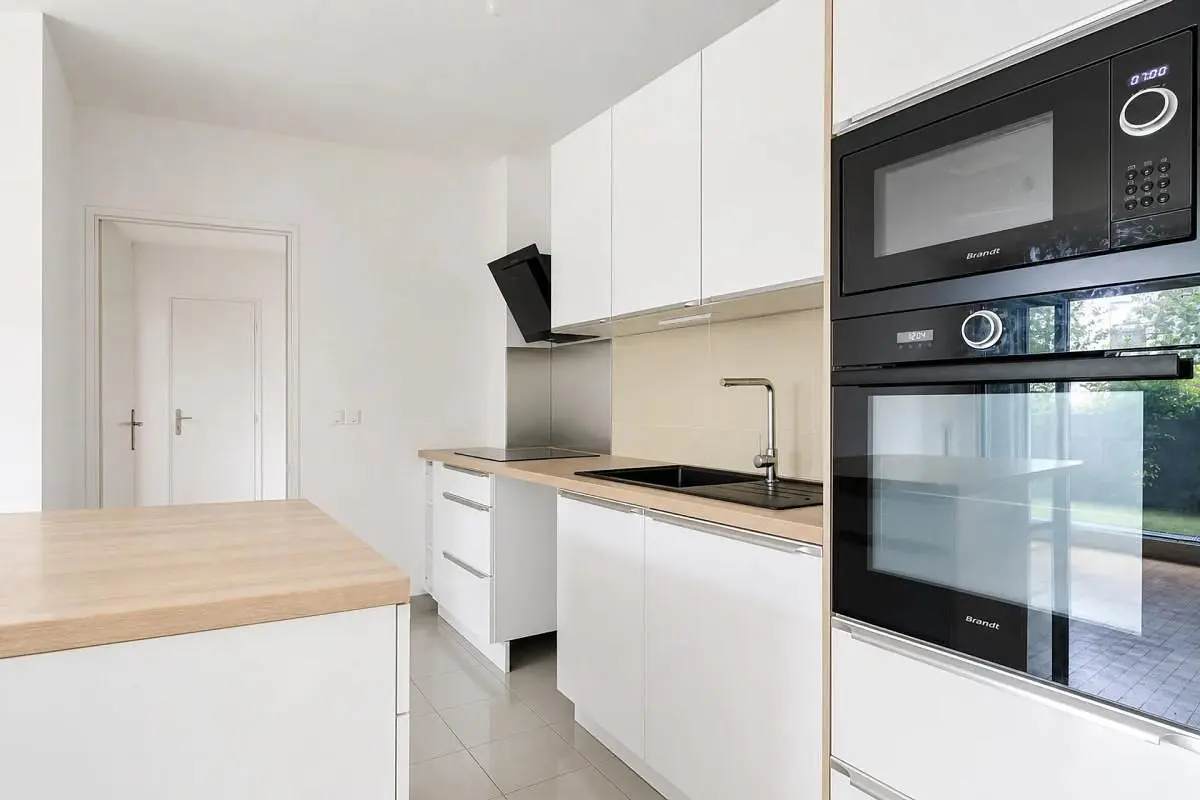 Keuken; keukenapparatuur, natuurlijk licht, gerenoveerd