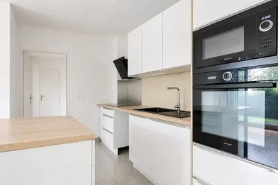 Keuken; keukenapparatuur, natuurlijk licht, gerenoveerd