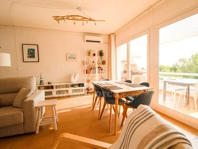 Woonkamer; natuurlijk licht, tegelvloer, moderne stijl