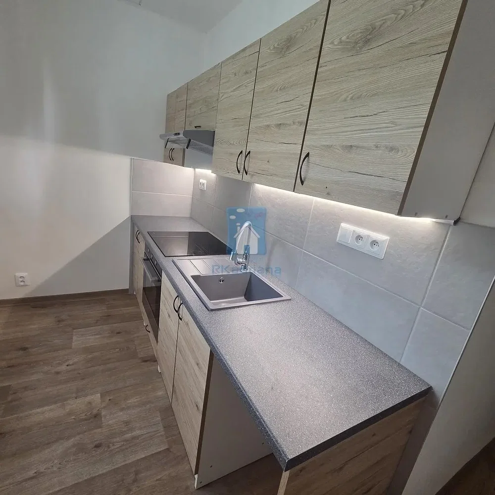 Cozinha; eletrodomésticos, chão de azulejo, chão de madeira, renovado, luz natural