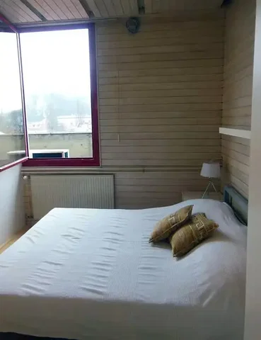 Spálňa; prirodzené svetlo, drevené trámy