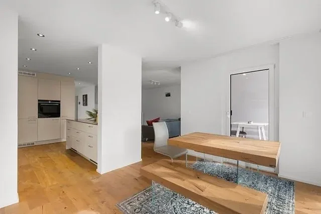 Wohnzimmer; holzboden, tageslicht, moderner stil