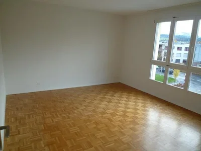 Woonkamer; houten vloer, natuurlijk licht, uitzicht
