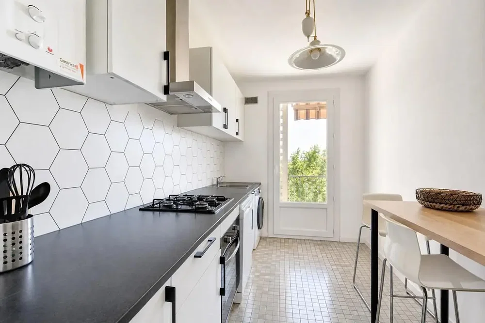 Kitchen; kitchen appliances, natural light, modern style