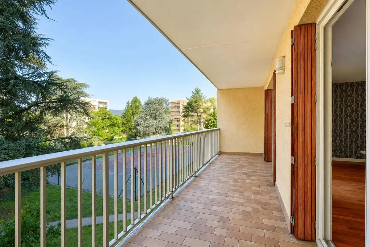 Balcon; carrelage, vue, lumière naturelle