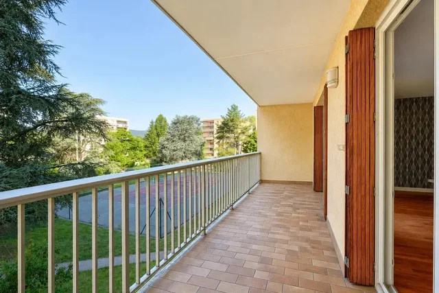 Balkon; fliesenboden, blick, tageslicht