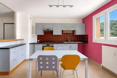 Cuisine; électroménager, vue, carrelage, lumière naturelle