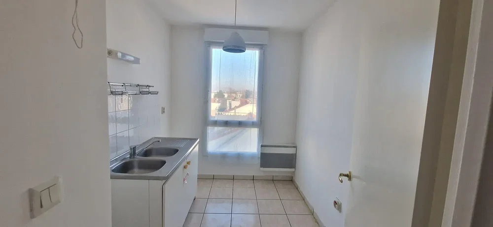 Cozinha; chão de azulejo, luz natural