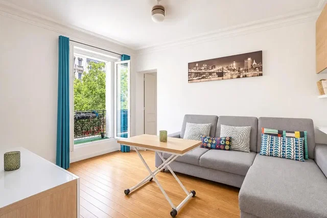 Wohnzimmer; tageslicht, holzboden, moderner stil