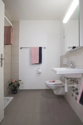 Купатило; плочице, природно светло