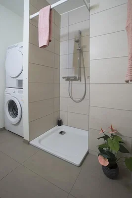 Тоалет; плочице, природно светло