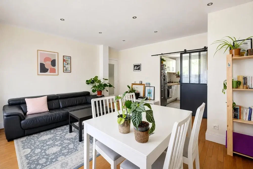 Oturma odası; doğal ışık, modern stil