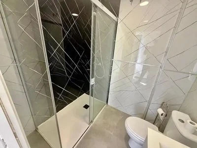Casa de banho; chão de azulejo, renovado, luz natural