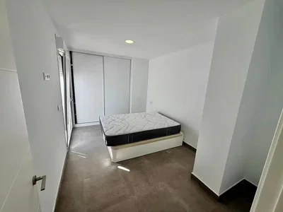Quarto; chão de azulejo, luz natural