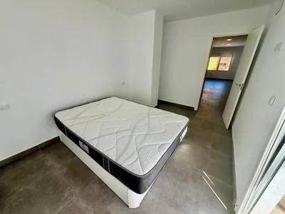 Quarto; chão de azulejo, luz natural
