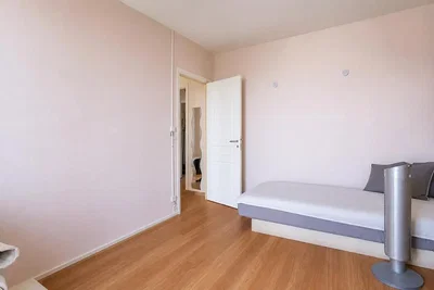 Spavaća soba; drveni pod, prirodno svjetlo