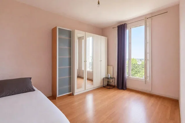 Camera da letto; pavimento in legno, luce naturale, vista