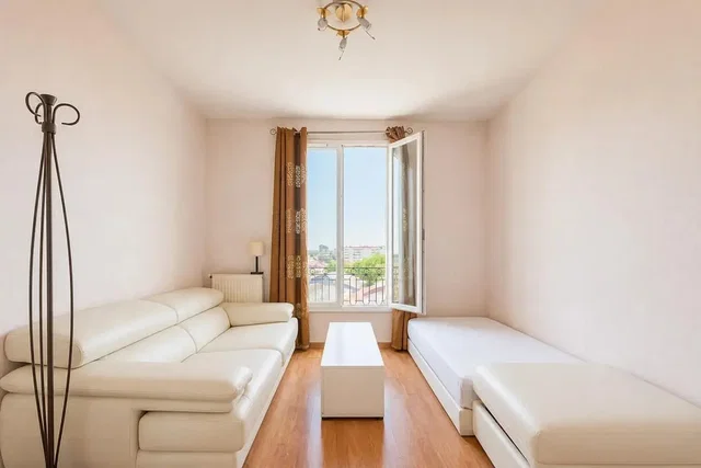 Soggiorno; luce naturale, pavimento in legno