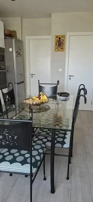 Cozinha; eletrodomésticos, chão de azulejo, luz natural