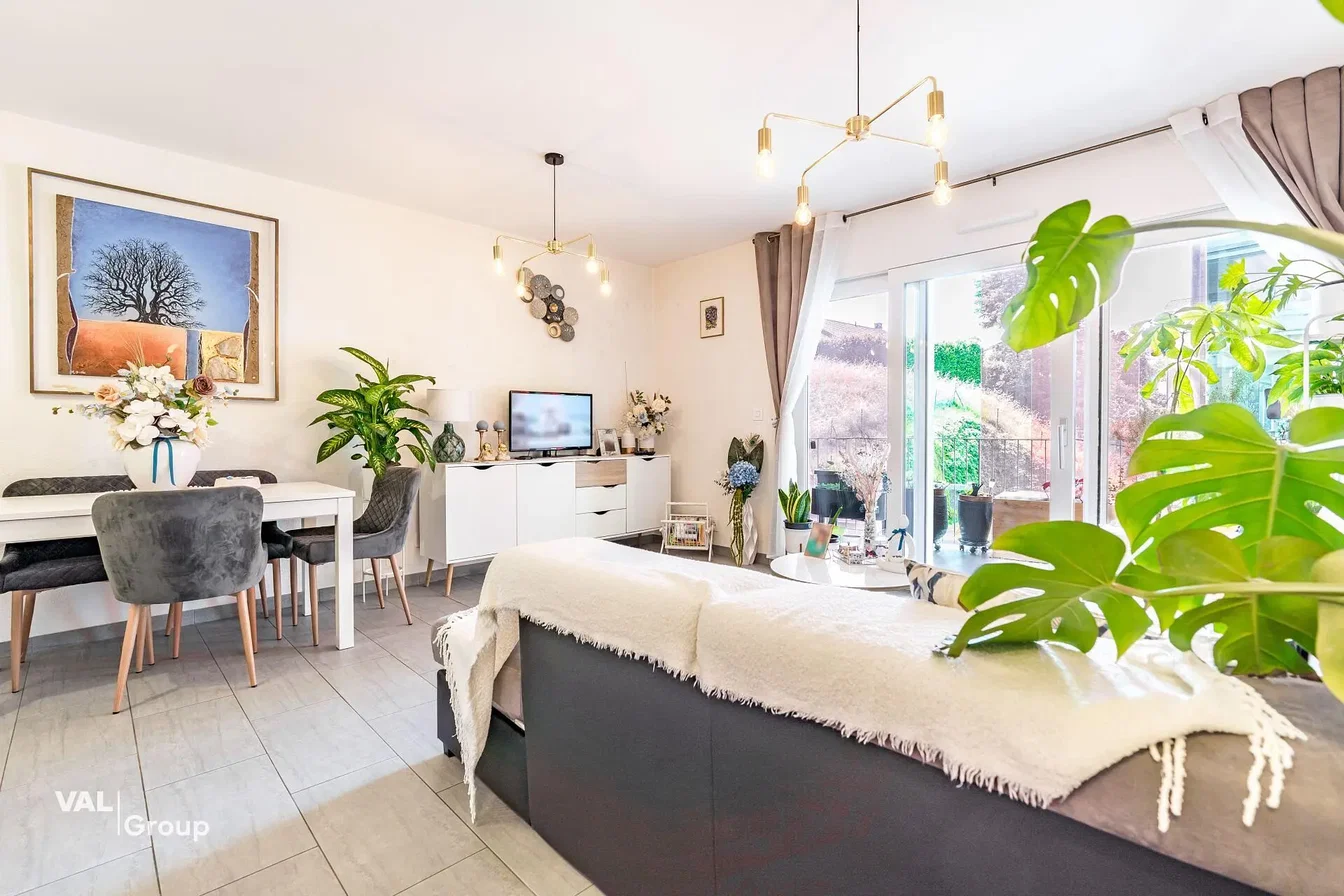 Salon; lumière naturelle, carrelage