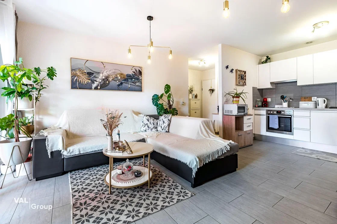 Salon; lumière naturelle, style moderne, parquet, électroménager