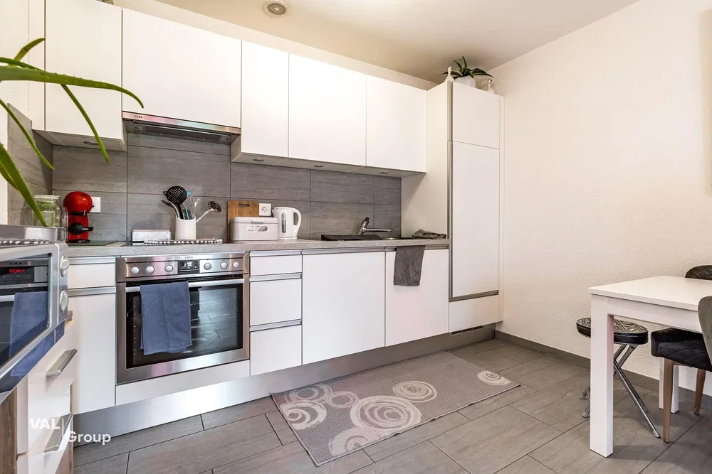 Cuisine; électroménager, carrelage, rénové, lumière naturelle