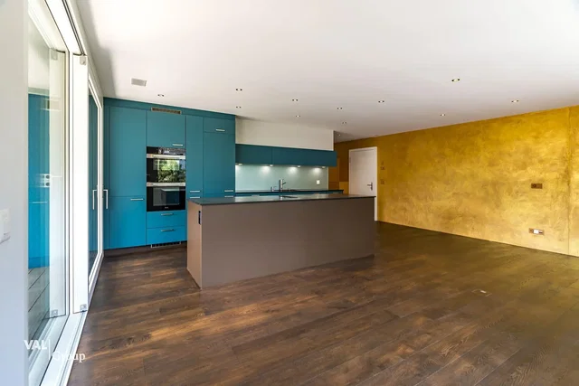 Cocina; electrodomésticos, suelo de madera, luz natural