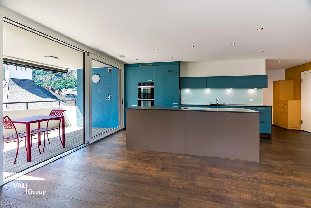 Cocina; electrodomésticos, suelo de madera, luz natural