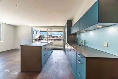 Cocina; electrodomésticos, suelo de madera, luz natural, estilo moderno