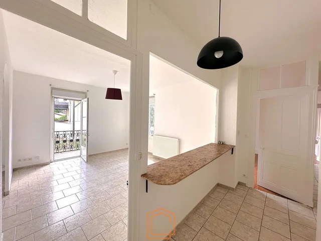 Wohnzimmer; fliesenboden, tageslicht