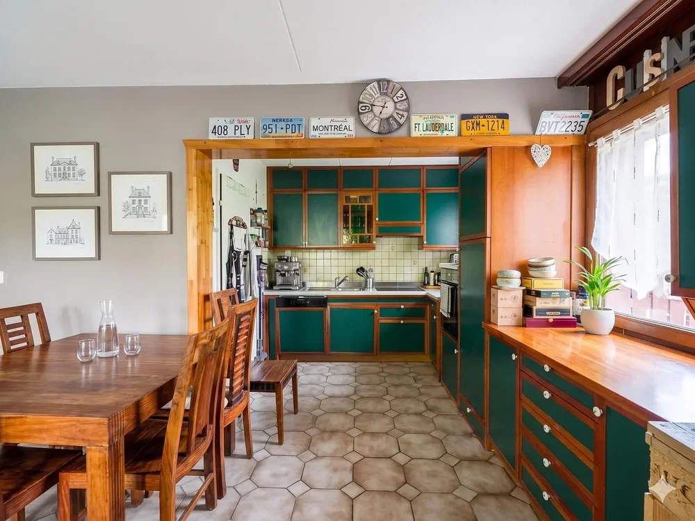 Cocina; electrodomésticos, suelo de baldosas, luz natural