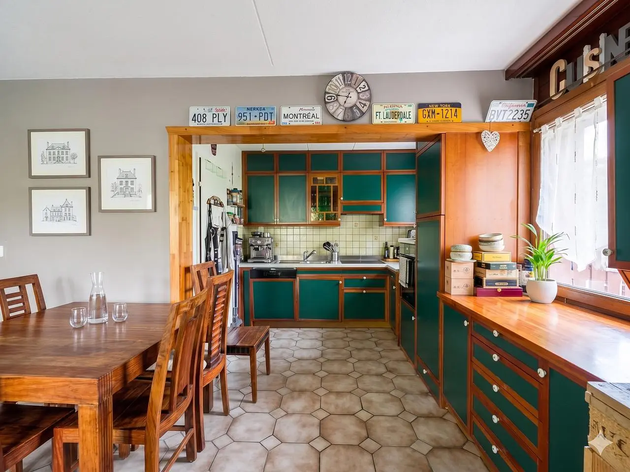 Cocina; electrodomésticos, suelo de baldosas, luz natural