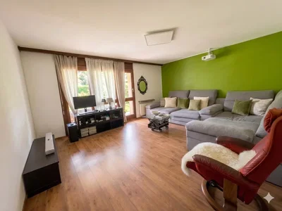 Salón; suelo de madera, luz natural, estilo moderno