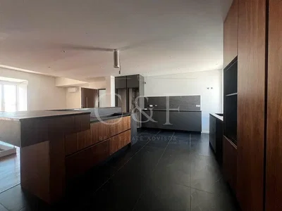 Кухиња; кухињски апарати, плочице, природно светло