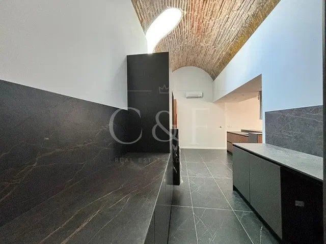 Cocina; electrodomésticos, suelo de baldosas, techos altos, luz natural, renovado