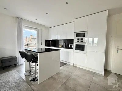 Cocina; electrodomésticos, suelo de baldosas, luz natural, estilo moderno