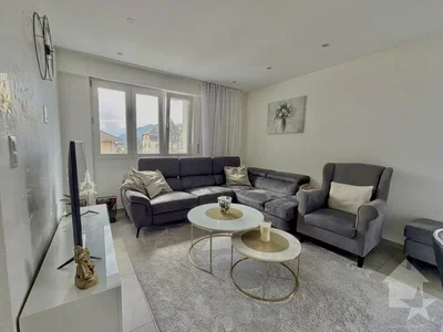 Salón; luz natural, estilo moderno, suelo de baldosas
