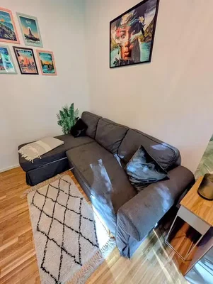 Wohnzimmer; holzboden, tageslicht, moderner stil