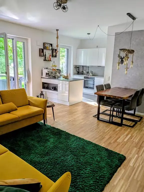 Wohnzimmer; holzboden, tageslicht, moderner stil
