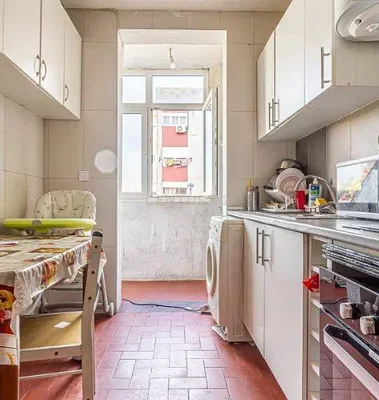 Кухиња; плочице, кухињски апарати, природно светло