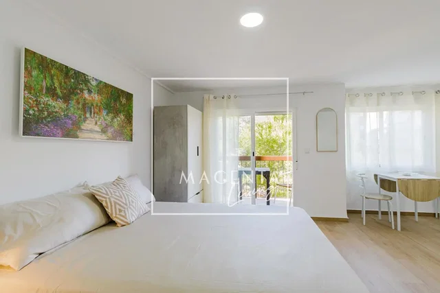 Camera da letto; luce naturale, pavimento in legno
