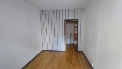 Camera da letto; pavimento in legno, luce naturale